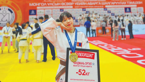 Б.Бумхишиг: Дэвжээнд гарахын өмнө “Зоригтой бай, өөртөө итгэ” гэж шивнэдэг